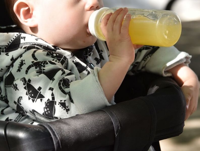 Bitte keine Limonade in Nuckelflaschen ihres Babys füllen.