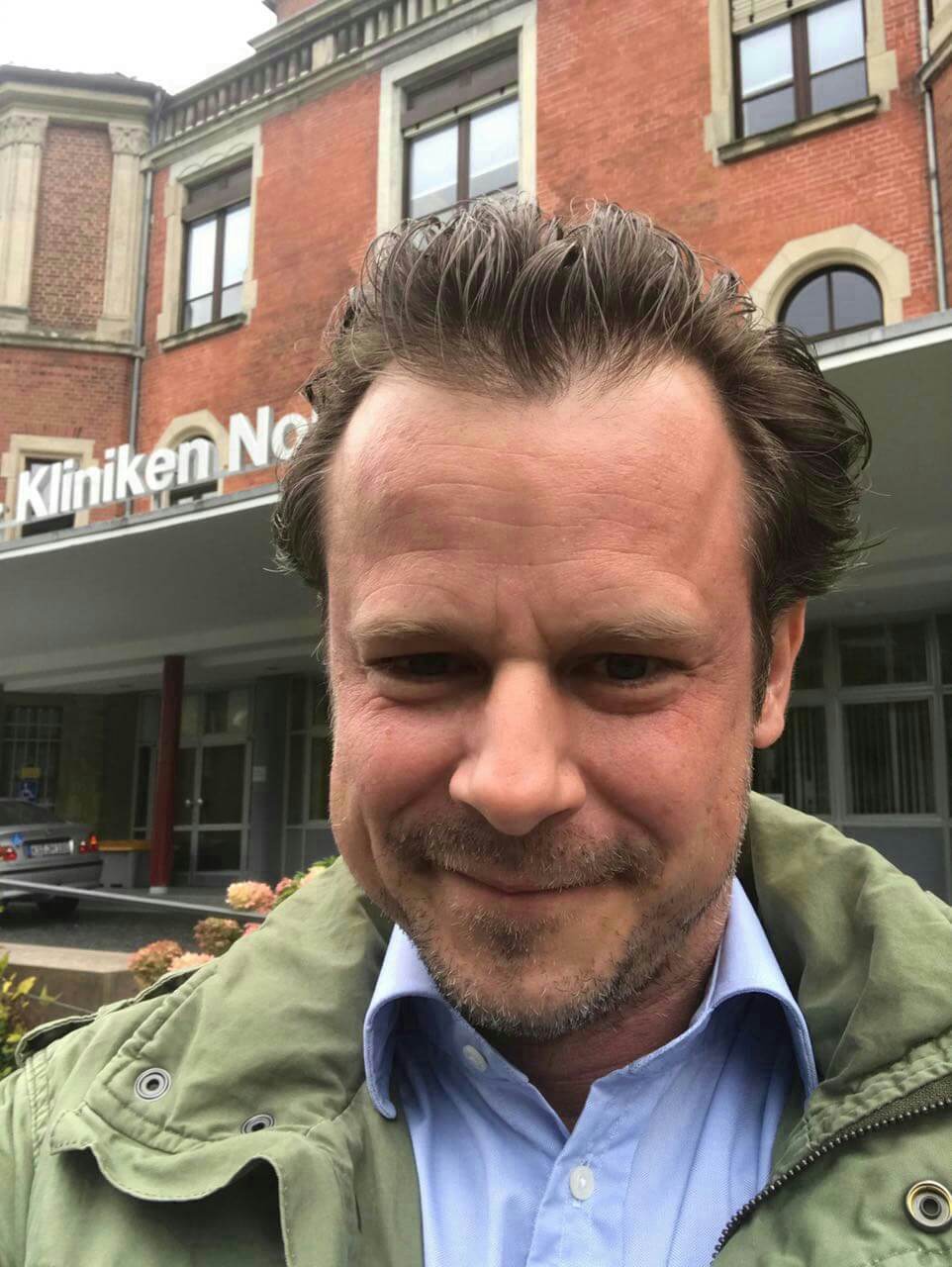 Dr. Martin Merk vor den DRK-Kliniken Nordhessen in Kassel.