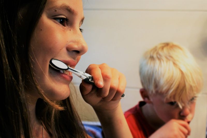 Eine Zahnpasta mit Flourid ist wichtig für Kinderzähne.