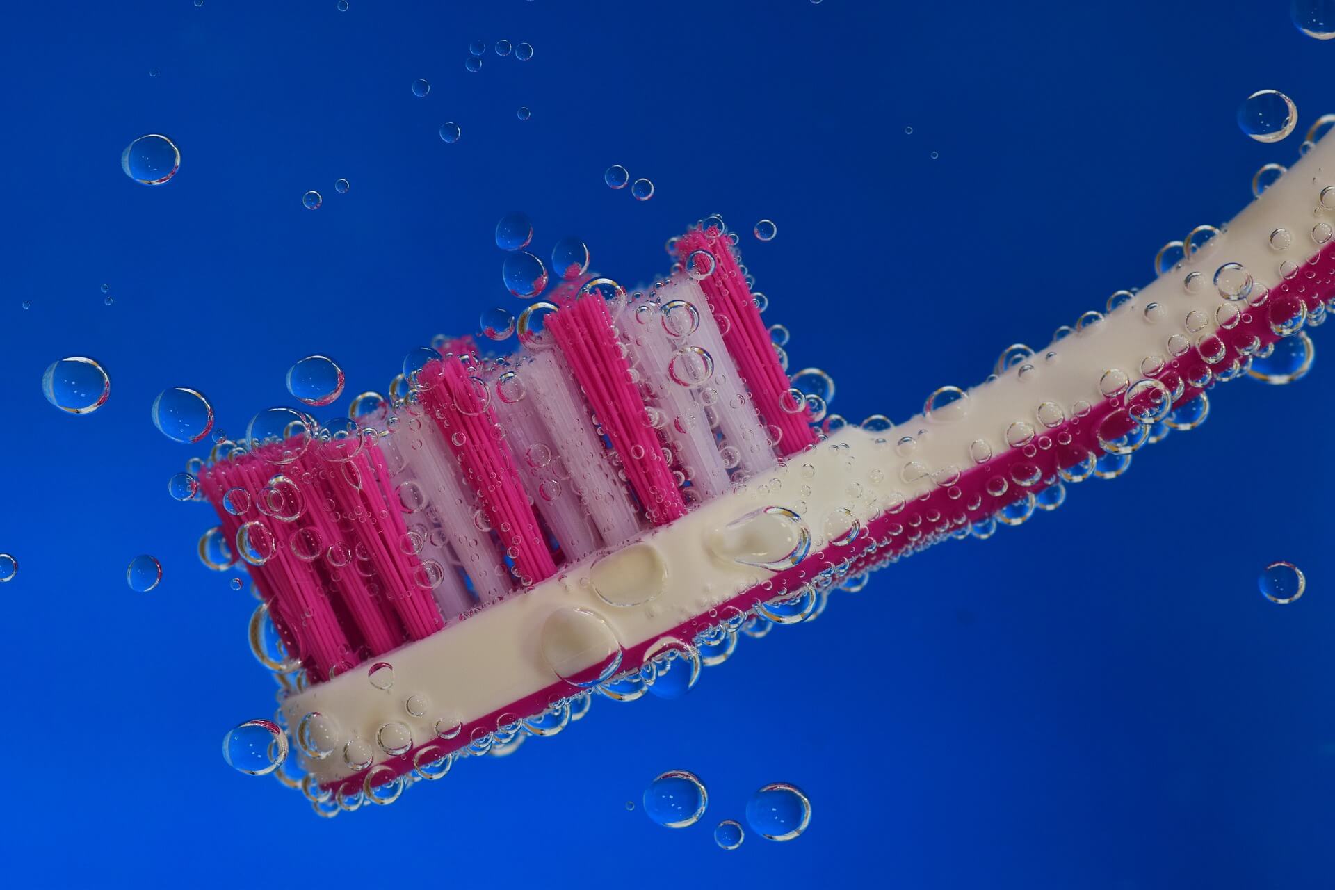 Zahnbürste, Interdentalbürstchen, Zahnseide und Mundspülungen gehören zur täglichen Zahnpflege.